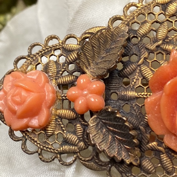 Vintage brooch w/gold filagree back/attached orange carved lucite flowers 2 3/4” - Picture 4 of 6